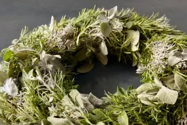 Kruidenkrans maken van salie, lavendel en rozemarijn