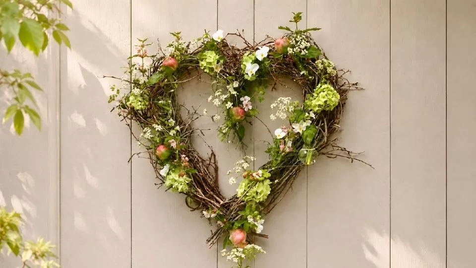 Afbeelding Moederdaghart van berkentwijgen, gevuld met bloemen uit de tuin