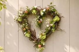 Moederdaghart van berkentwijgen, gevuld met bloemen uit de tuin