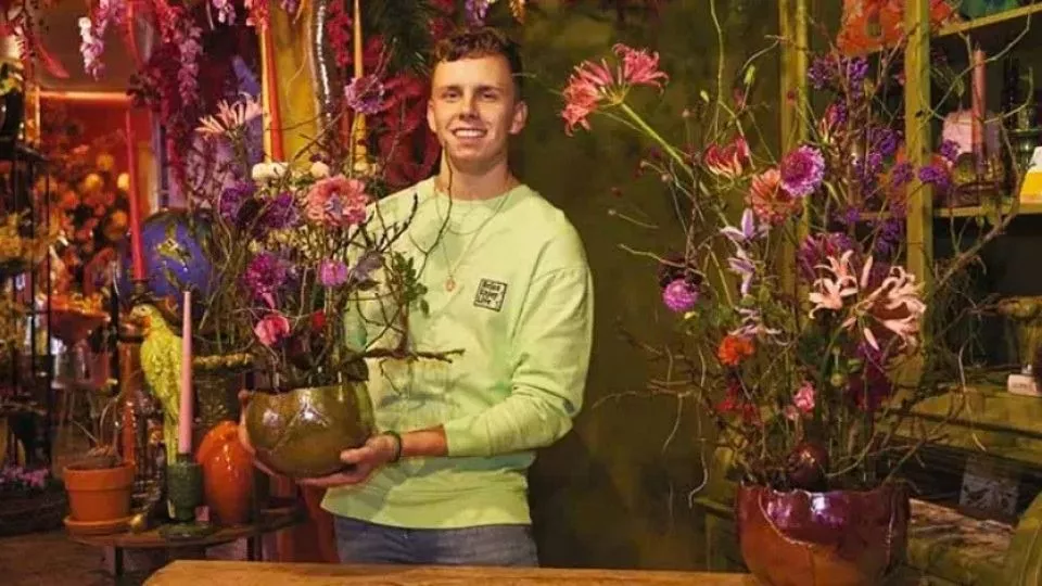 Afbeelding Alsof de bloemen er zelf ingegroeid zijn: een bloemstuk van tuinbloemen