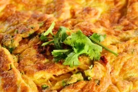 Ppittige omelet met verse koriander en komijn