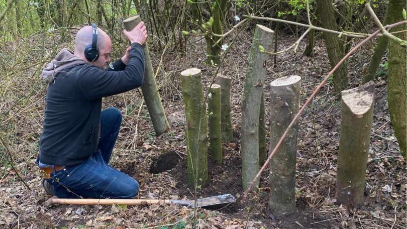 Paddenstoelen uit eigen tuin: Karin kweekt ze op boomstammen