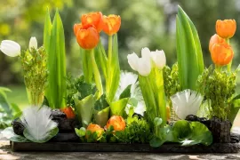 Grafisch en feestelijk tegelijk: een lentetafelstuk van tulpen en eierschalen