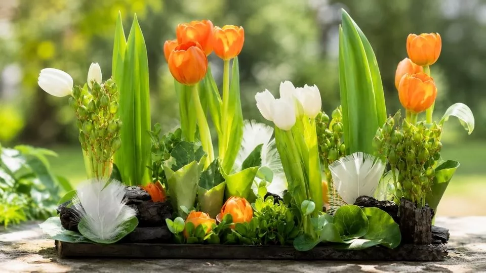 Afbeelding Grafisch en feestelijk tegelijk: een lentetafelstuk van tulpen en eierschalen