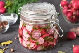 Zuur, knapperig en gezond: zo fermenteer je radijzen