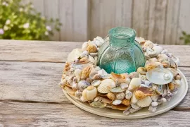 Dat zakje schelpen van vorige zomer: maak er een schelpenkrans van