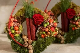 Dubbel zo feestelijk: een kerstduo van rozen en kerstgroen