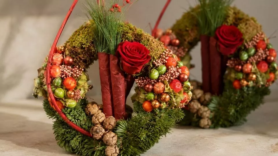 Afbeelding Dubbel zo feestelijk: een kerstduo van rozen en kerstgroen
