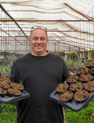 Durf te knippen en zaai opnieuw: zo blijft je tuin langer bloeien