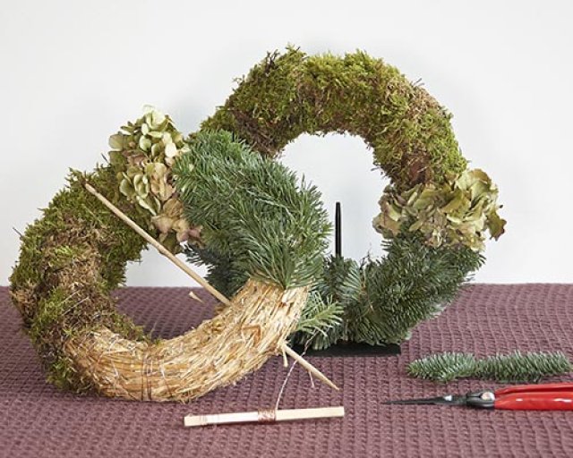 Dubbel zo feestelijk: een kerstduo van rozen en kerstgroen