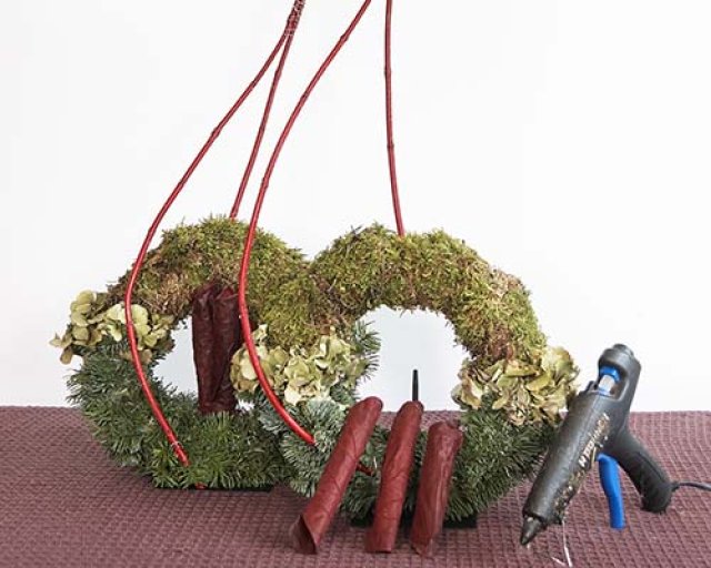 Dubbel zo feestelijk: een kerstduo van rozen en kerstgroen