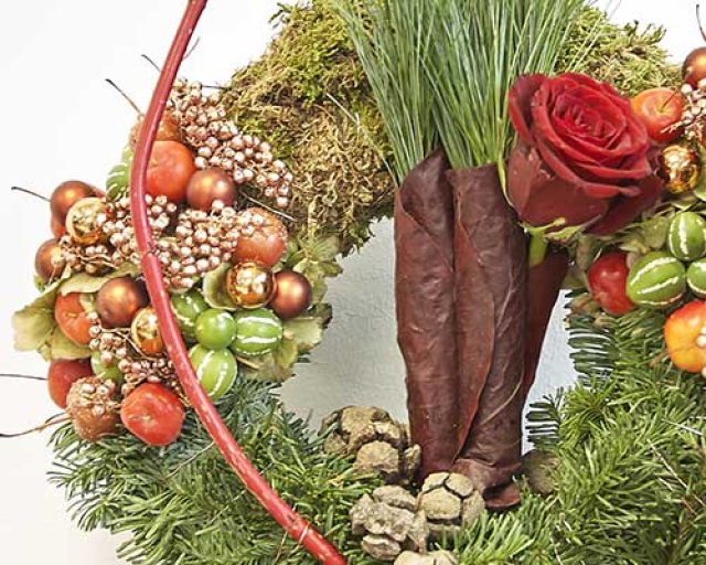 Dubbel zo feestelijk: een kerstduo van rozen en kerstgroen