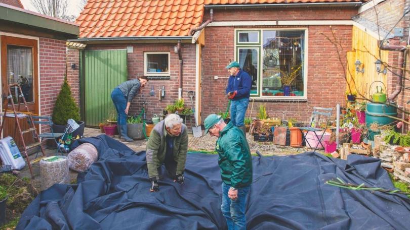 Waarom Katja voor een natuurlijke vijver zonder pomp of vissen kiest: de kikkers en libellen komen vanzelf