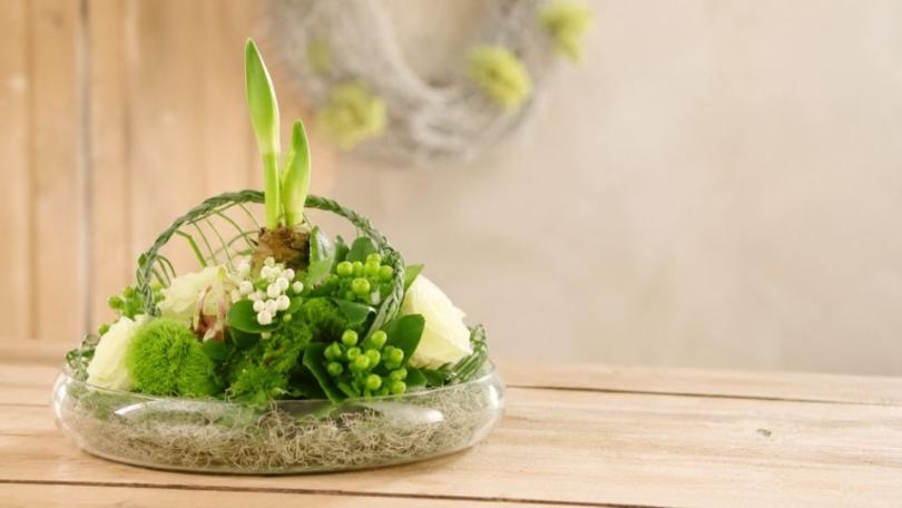 Amaryllis in een schaal: groen-wit bloemstuk met rozen en bollen
