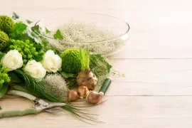 Amaryllis in een schaal: groen-wit bloemstuk met rozen en bollen