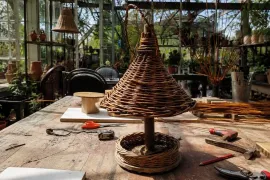 Vogelhuisje van wilgentakken maken: voederhuisje