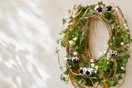 Violen en anemoontjes in een frame van hopranken: zo maak je een voorjaarskrans