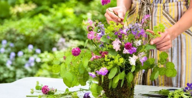 Akelei, vrouwenmantel, koekoeksbloem: zo maak je een voorjaarsvaasje uit eigen tuin
