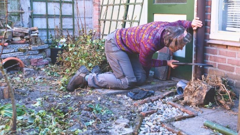Katja koppelt haar regenpijp af en maakt van haar tuin een regenspons