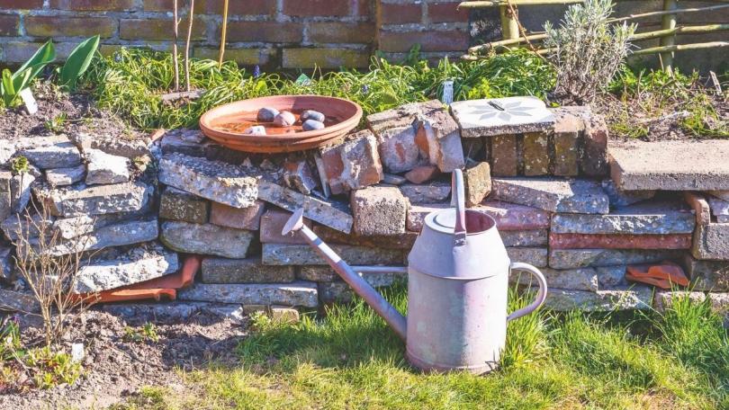 Katja koppelt haar regenpijp af en maakt van haar tuin een regenspons