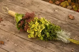 Ook de vogels eten mee: hangend winterstuk uit eigen tuin