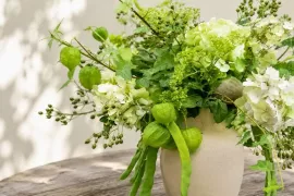Snijbonen over de rand: een los zomerboeket uit de tuin